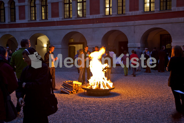 beim Lagerfeuer Gebet um geistliche Berufungen-5716