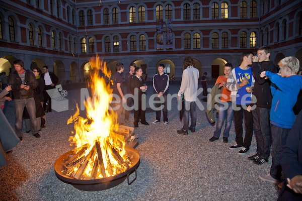 beim Lagerfeuer Gebet um geistliche Berufungen-5733