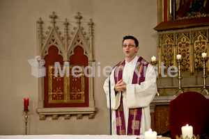 Ministranten Gebet in der Stadtpfarrkirche-9603