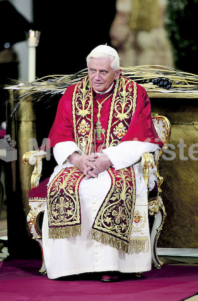 Benedikt XVI (58)