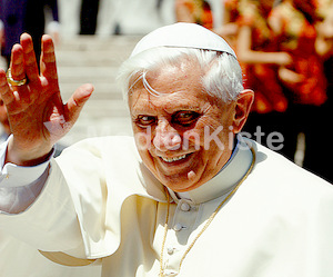 Benedikt XVI (82)