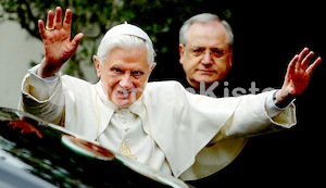 Benedikt XVI (84)