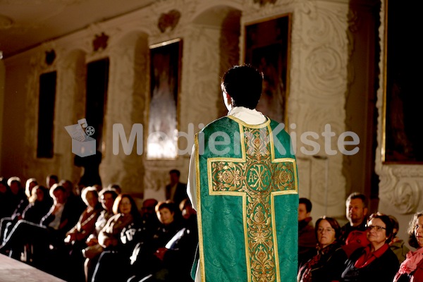 Foto Neuhold Auswahl Priester ModenschauLange Nacht der Kirchen 2013-0137 (5)