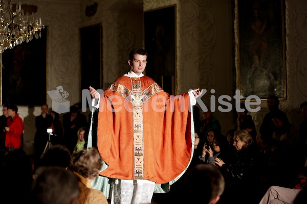 Foto Neuhold Auswahl Priester ModenschauLange Nacht der Kirchen 2013-0137 (7)